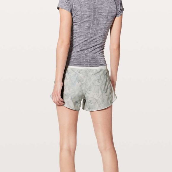 Lululemon Real Quick Short *Perforated 3.5"Jasmine White Multi - Picture 1 of 7